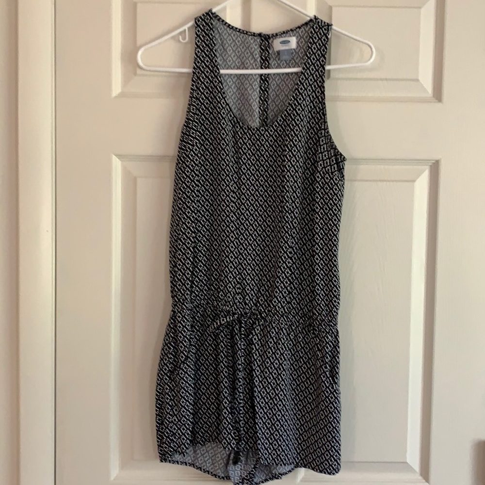 Old navy black & white patterned romper